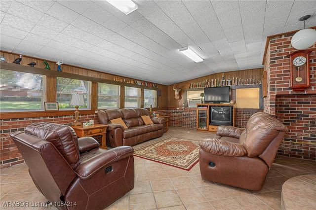 1107 N 4th Street, Paris, AR 72855