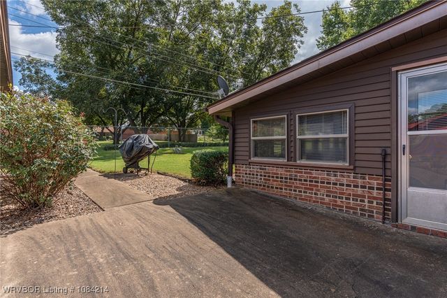 1107 N 4th Street, Paris, AR 72855