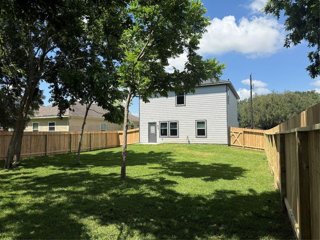 320 S Texas St, Texas City, TX 77591