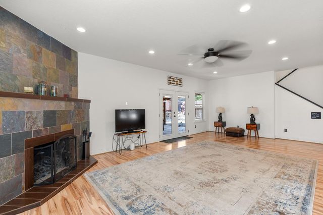 527 Sunflower Dr, Patterson, CA 95363