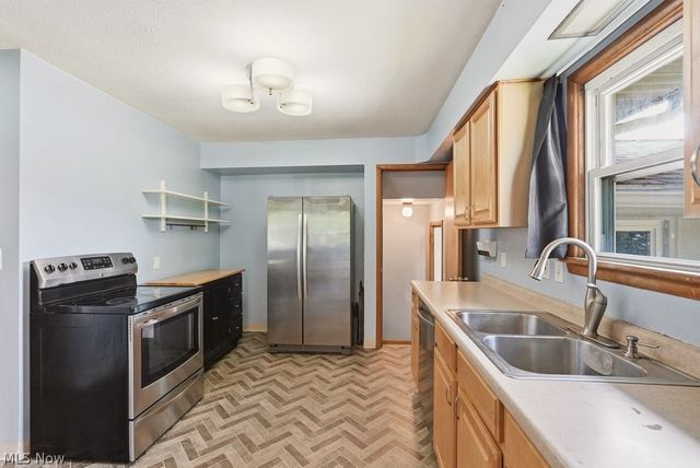 8908 Falls Lane, Broadview Heights, OH 44147