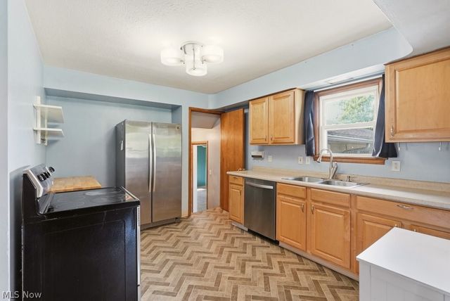 8908 Falls Lane, Broadview Heights, OH 44147