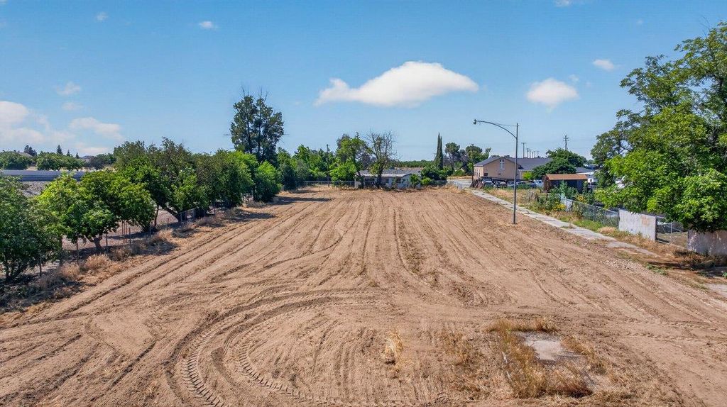 Image 12 of property listing at 312 W Tuolumne Street, Fowler, CA 93625