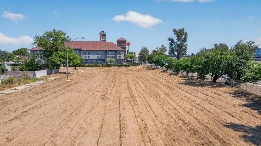 Image 13 of property listing at 312 W Tuolumne Street, Fowler, CA 93625