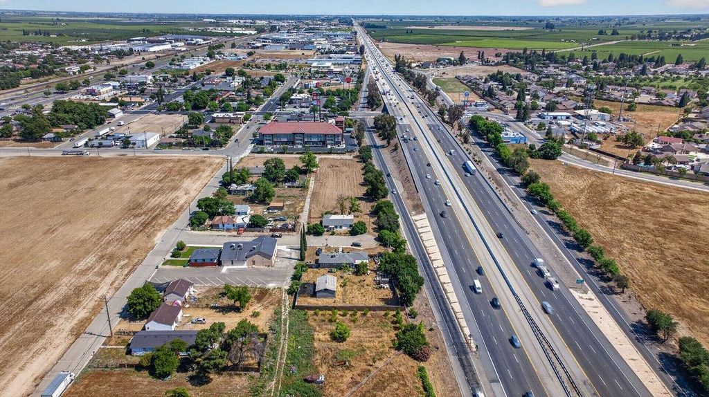 Image 3 of property listing at 312 W Tuolumne Street, Fowler, CA 93625