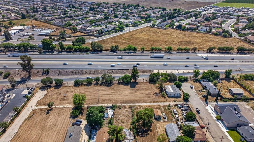 Image 7 of property listing at 312 W Tuolumne Street, Fowler, CA 93625