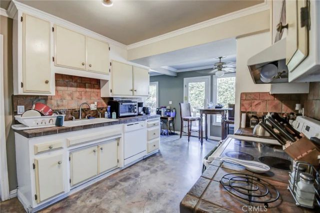 2401 E Avalon, Santa Ana, CA 92705