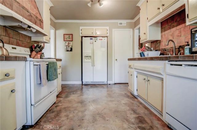2401 E Avalon, Santa Ana, CA 92705