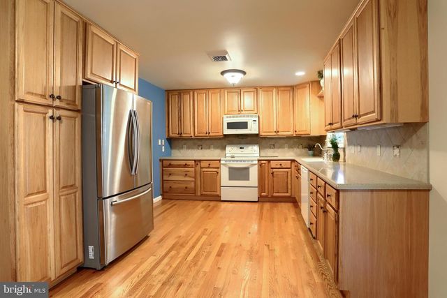 517 LAMP POST LN, Camp Hill, PA 17011
