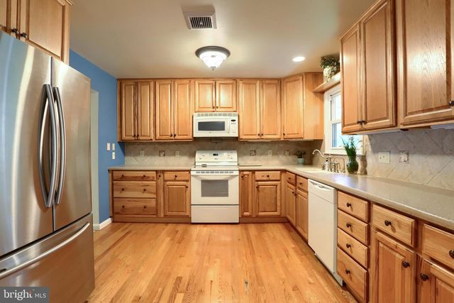 517 LAMP POST LN, Camp Hill, PA 17011