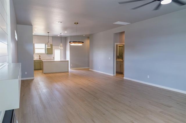 905 S Howard Avenue, Moore, OK 73160