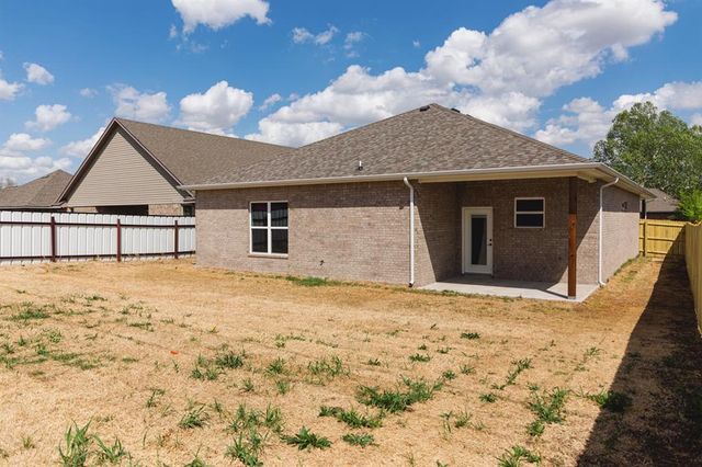 905 S Howard Avenue, Moore, OK 73160