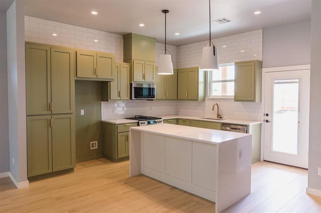 905 S Howard Avenue, Moore, OK 73160