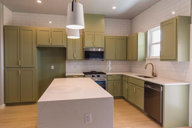 905 S Howard Avenue, Moore, OK 73160