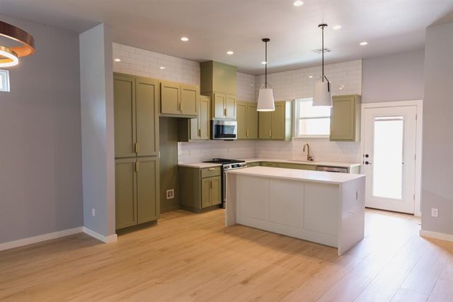 905 S Howard Avenue, Moore, OK 73160