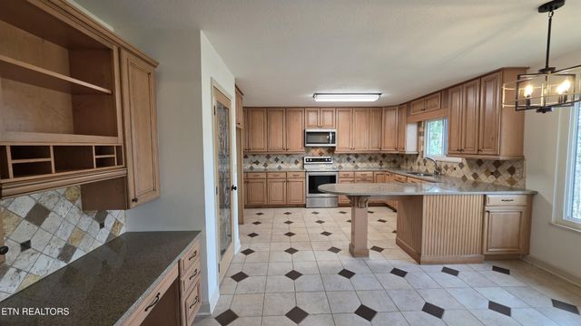 1135 W Outer Drive, Oak Ridge, TN 37830