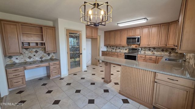 1135 W Outer Drive, Oak Ridge, TN 37830