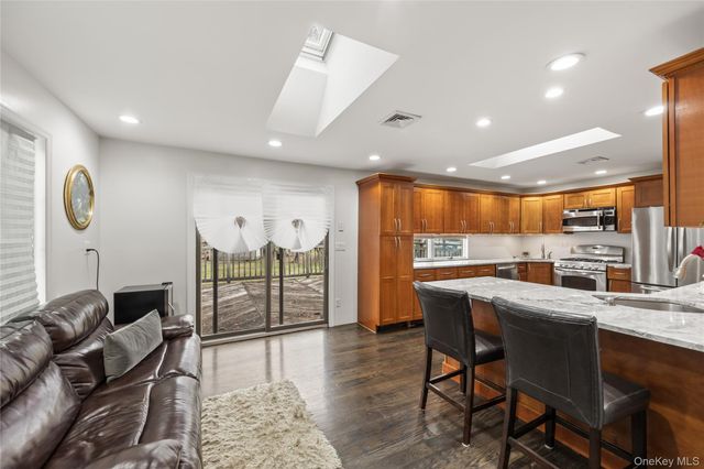 1 Darby Road, Airmont, NY 10952