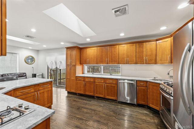 1 Darby Road, Airmont, NY 10952