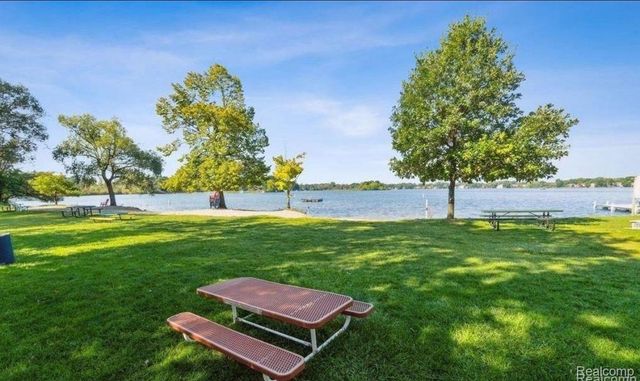 2814 WILLOW, Orion Charter Township, MI 48360