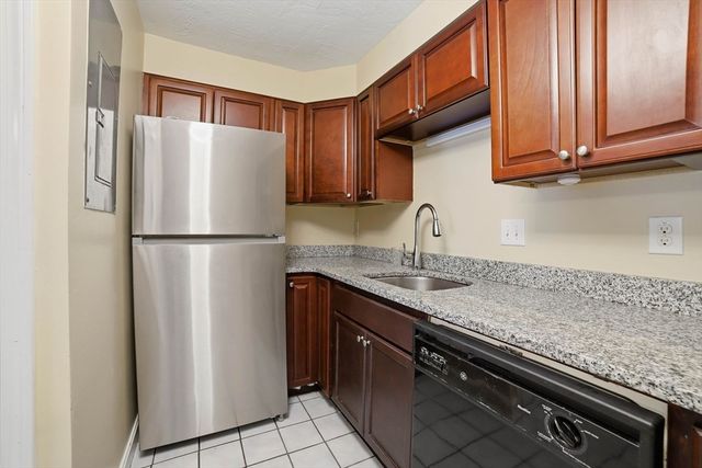 11 Gibbs St B17, Worcester, MA 01607