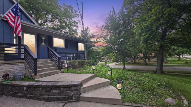 602 Downing DRIVE, Waukesha, WI 53186