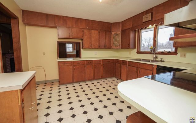 1589 2nd Ave W, Horton, KS 66439