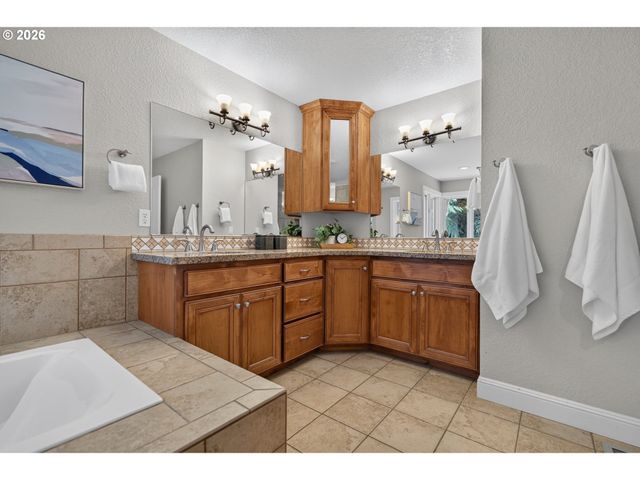 2060 Sw BUTLER Rd, Gresham, OR 97080