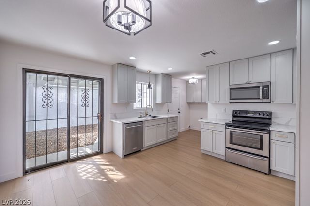 566 Greenbriar Townhouse Way, Las Vegas, NV 89121