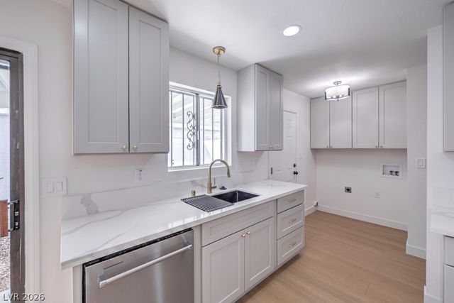 566 Greenbriar Townhouse Way, Las Vegas, NV 89121