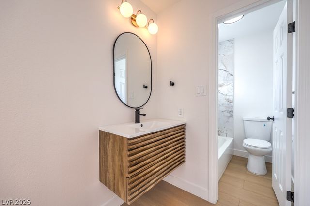 566 Greenbriar Townhouse Way, Las Vegas, NV 89121