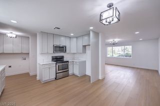 566 Greenbriar Townhouse Way, Las Vegas, NV 89121