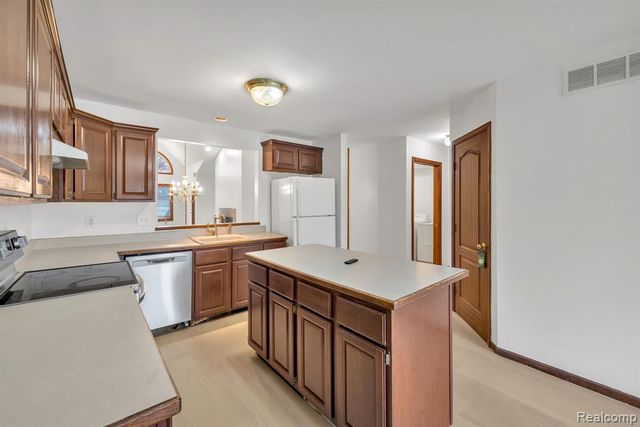 852 N Beech Daly Road, Dearborn Heights, MI 48127