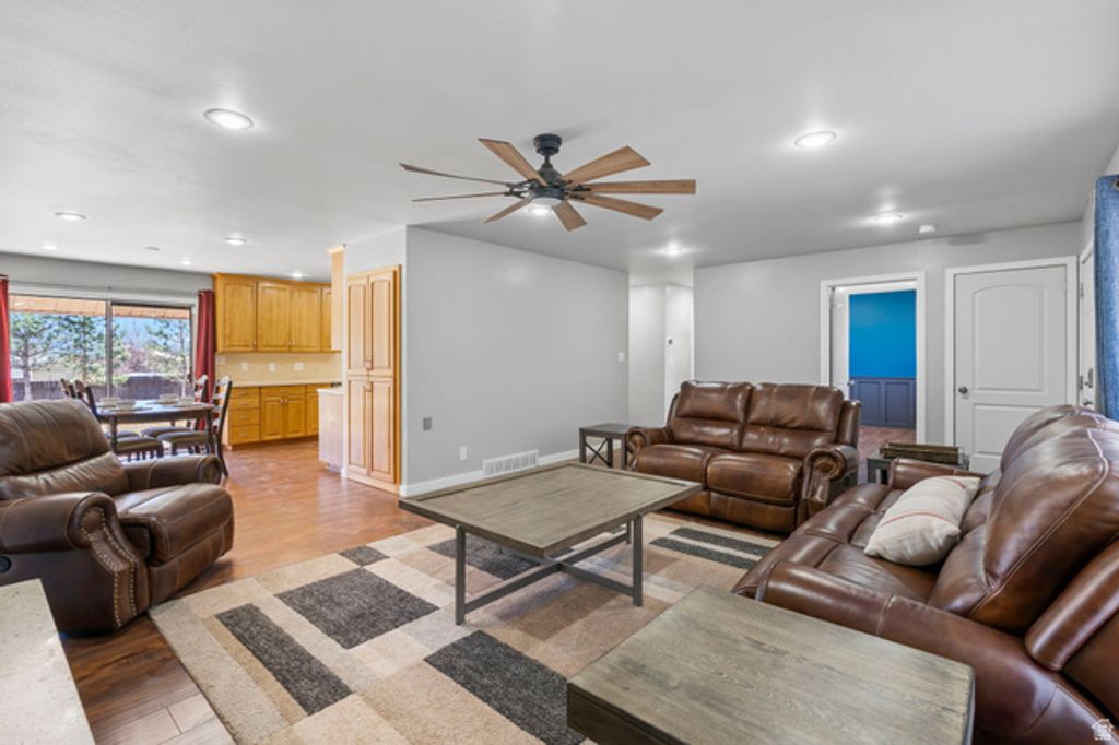 Image 4 of property listing at 375 W 100 N, Richfield, UT 84701