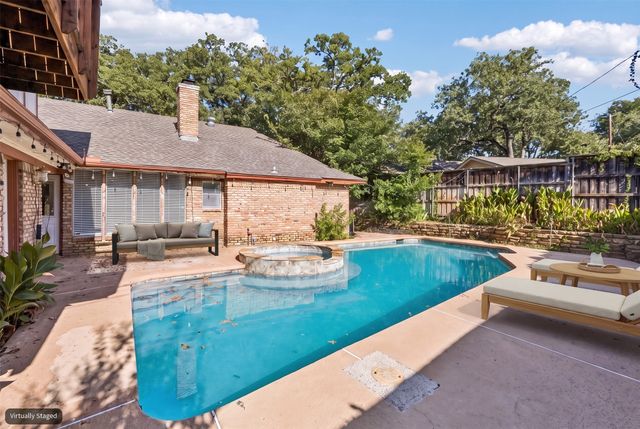 615 Country Green Lane, Arlington, TX 76011