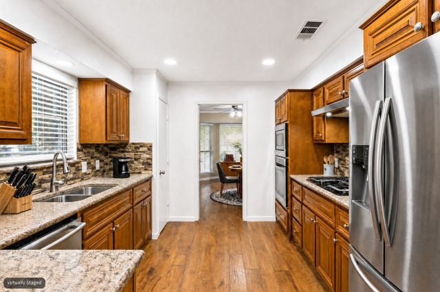 615 Country Green Lane, Arlington, TX 76011