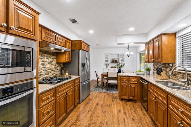615 Country Green Lane, Arlington, TX 76011