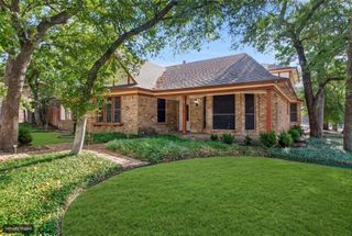 615 Country Green Lane, Arlington, TX 76011