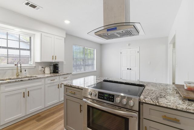 403 Kensington Dr., Hattiesburg, MS 39402