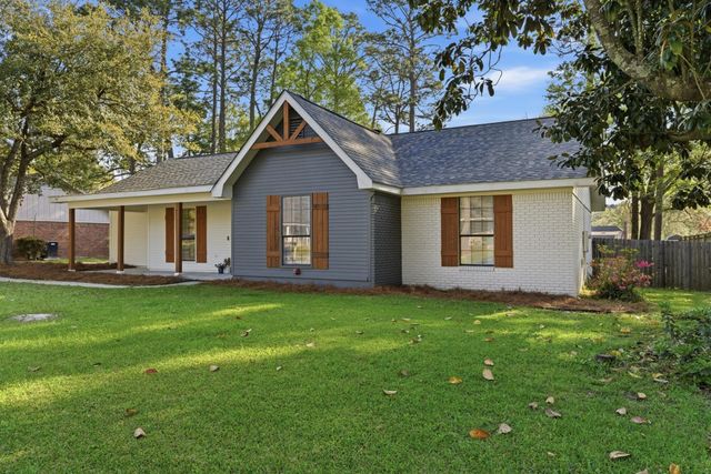 403 Kensington Dr., Hattiesburg, MS 39402