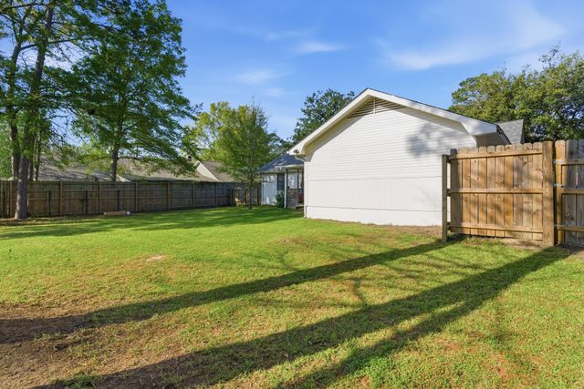 403 Kensington Dr., Hattiesburg, MS 39402