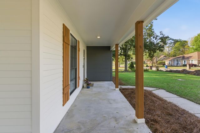 403 Kensington Dr., Hattiesburg, MS 39402