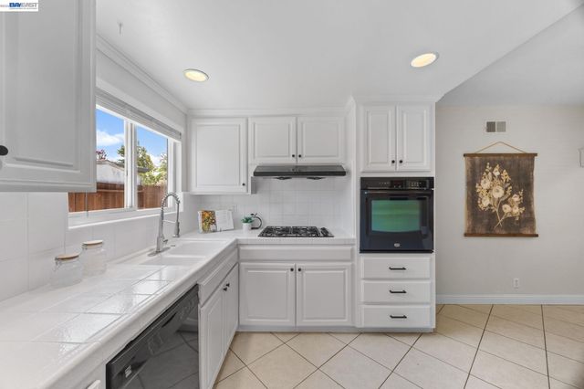 5582 Jonathan Dr, Newark, CA 94560
