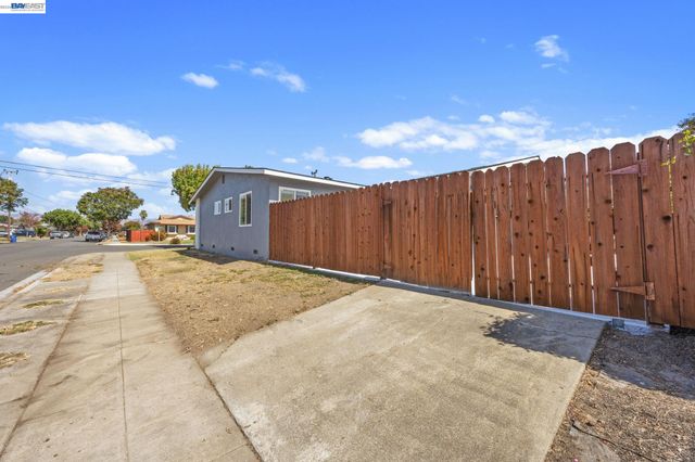 5582 Jonathan Dr, Newark, CA 94560