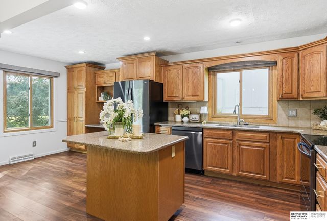 823 Tara Road, Papillion, NE 68046
