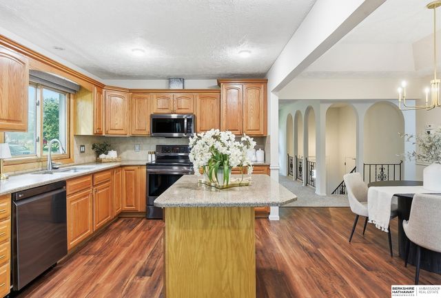 823 Tara Road, Papillion, NE 68046
