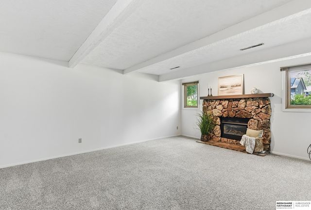 823 Tara Road, Papillion, NE 68046