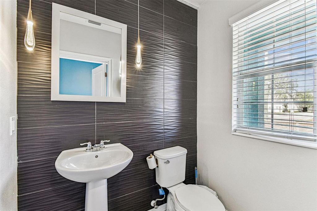 Image 7 of property listing at 2601 E LAKE AVENUE A, Tampa, FL 33610