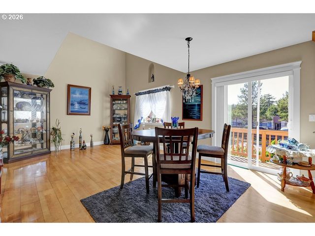 935 HEMLOCK St, Florence, OR 97439