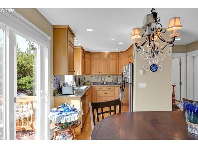 935 HEMLOCK St, Florence, OR 97439